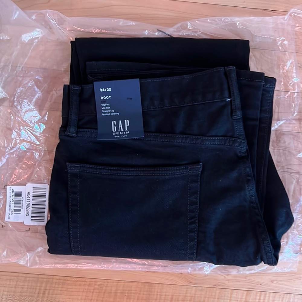 NWT, Mens size 34/32 Boot Cut Black Jeans from Gap Factory.